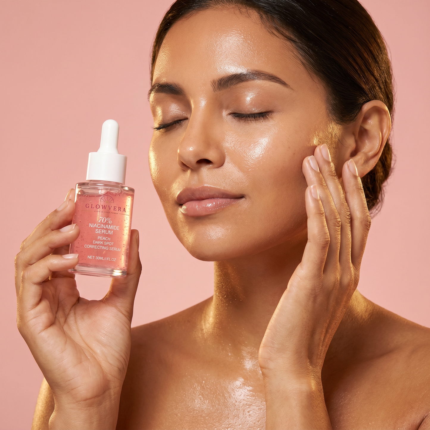 Mujer latina con sérum GLOWVERA